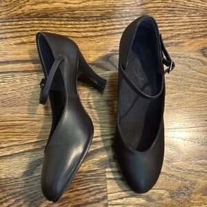 Capezio size 9M dance shoes. Great condition.